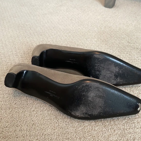 Salvatore Ferragamo pumps in embossed taupe leather.Sz 8AAAA in good condition - Picture 2 of 6